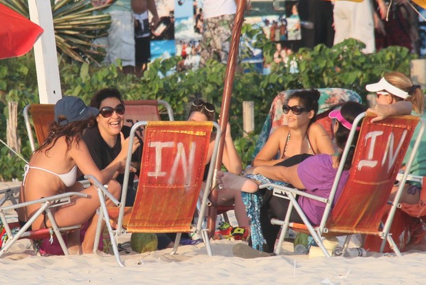 Ana Carolina com amigas na praia (Foto: Gabriel Rangel/Ag. News)