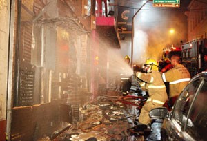 Bombeiros tentam apagar o fogo no interior da boate (Foto: Germano Roratto/Agência RBS)