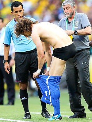 David Luiz atendimento médico jogo Brasil México (Foto: AP)