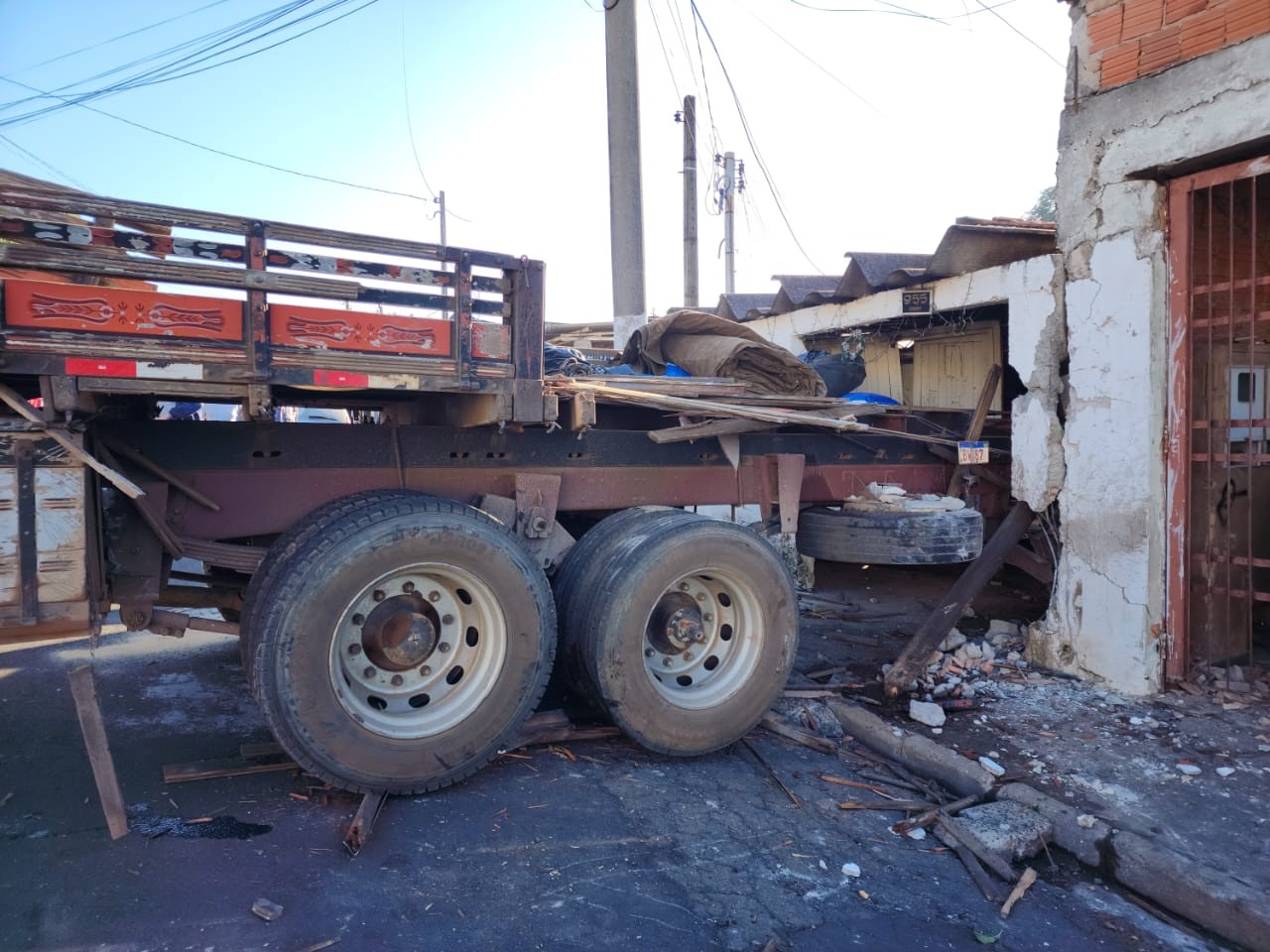 Caminh O Perde O Freio Desce Ladeira De R E Invade Duas Casas Em