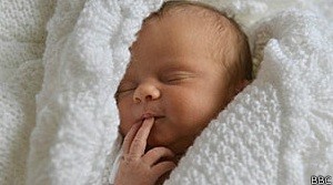 Dormir com bebê pode ser perigoso (Foto: BBC)