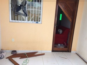 Policiais arrombaram a porta para prender suspeito e socorrer mulher na Paraíba (Foto: Walter Paparazzo/G1)