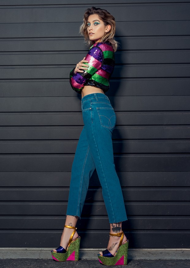 Top de paetês Amir Slama (R$ 1.248), calça jeans Calvin Klein (R$ 359) e plataformas Christian Louboutin (R$ 4.460) (Foto: Jacques Dequeker)