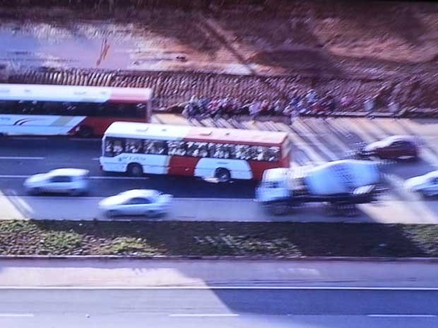 G Nibus Quebra E Interdita Faixa Da Epia Sul No Sentido Plano