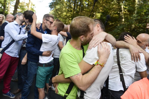 Manifestantes fazem 'beijaço' neste domingo (8) em Bruxelas, capital da Bélgica (Foto: Lionel Bonaventure/AFP)