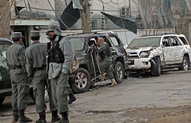 Forças de Segurança do Afeganistão investigam local onde um ataque suicida deixou mortos nesta sexta-feira (17) em Cabul. (Foto: Rahmat Gul/AP)