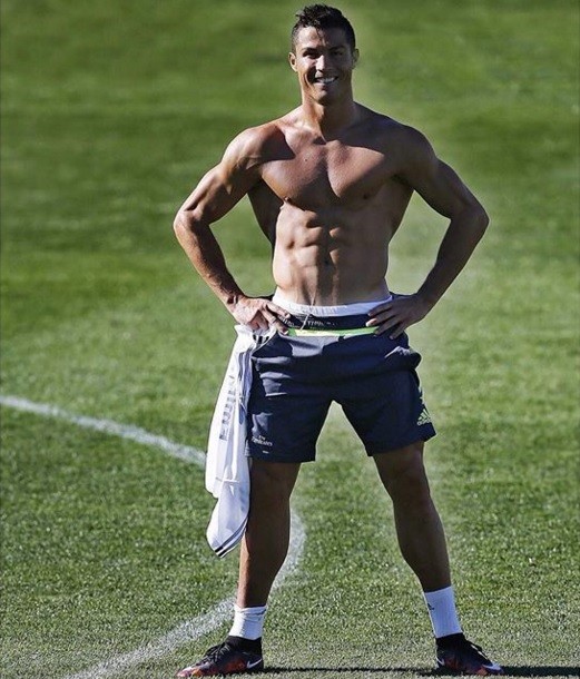Cristiano Ronaldo mostra músculos treino Real Madrid