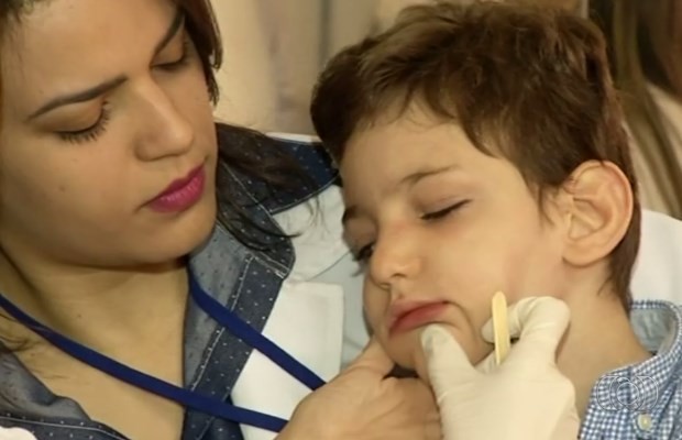 Augusto faz fisioterapias desde bebê em Anápolis, Goiás (Foto: Reprodução/ TV Anhanguera)