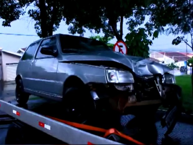 Idosa foi atingida por Fiat Uno quando atravessava avenida (Foto: Gabriel Delena/Jornal Meio Dia)