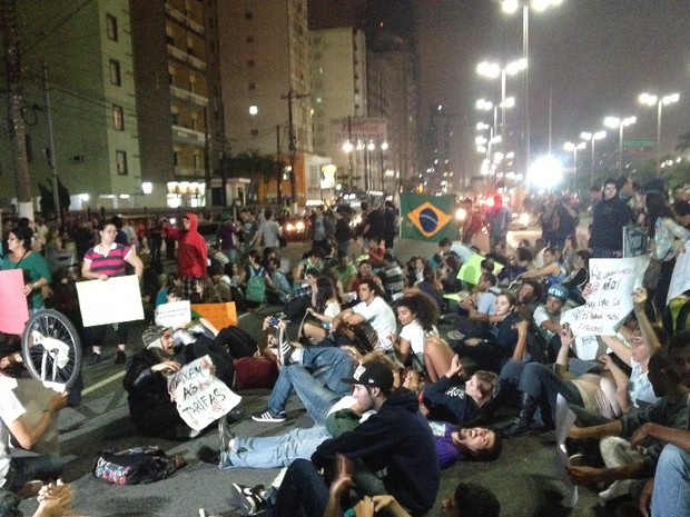 Manifestantes fecham a avenida da praia nos dois sentidos em Santos (Foto: Cristiane Amaral/TV Tribuna)