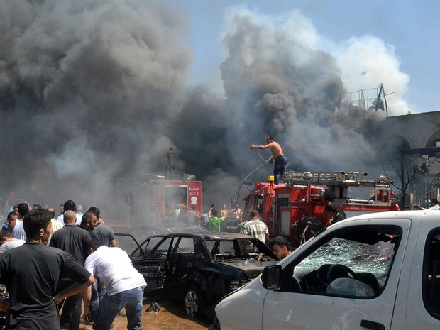 Explosão causa estragos do lado de fora de uma mesquita de Trípoli, no Líbano, deixando ao menos 27 pessoas mortas e 352 feridas. (Foto: AP)