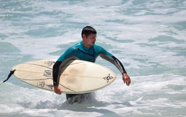 Cauã surfa na Prainha (Foto: Nelson Veiga / AgNews)