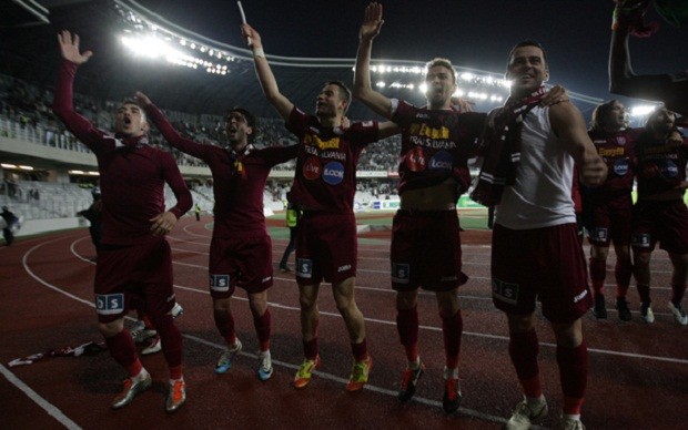 Jogadores do Cluj comemoram conquista do título romeno (Foto: Reprodução / Site oficial do Cluj)