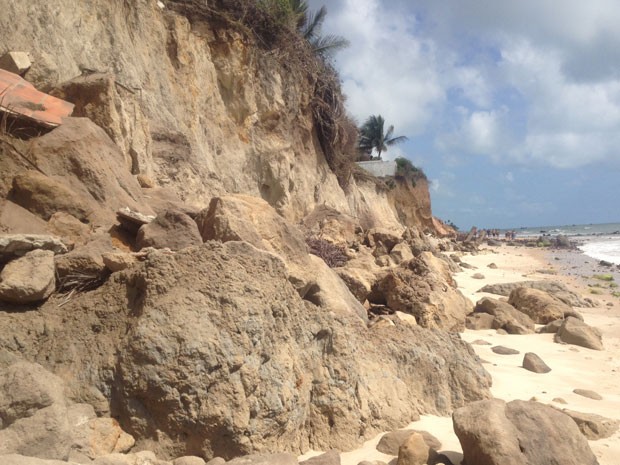 Trecho da barreira desmoronou na praia de Jacumã, no Conde, Litoral Sul da Paraíba  (Foto: Walter Paparazzo/G1)