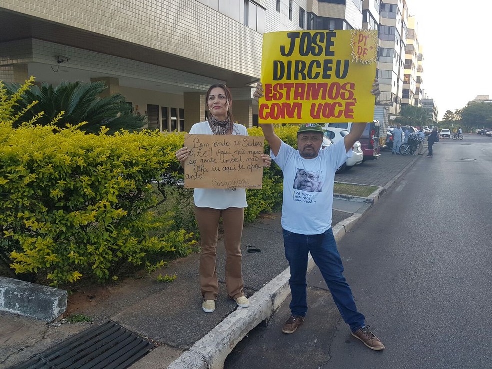 Manifestantes com cartazes de apoio ao ex-ministro José Dirceu (Foto: Marina Oliveira/G1)