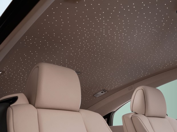 Rolls-Royce Wraith tem o teto estrelado: ao todo são 1.340 pontos de fibra óptica (Foto: Divulgação)