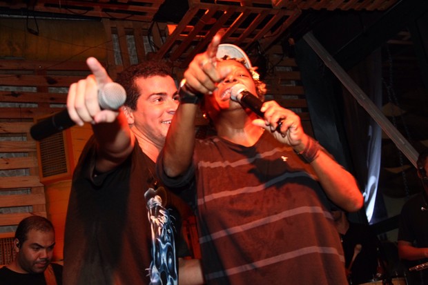 Thiago Martins e Mart&#39;nália fazem show no Rio (Foto: Anderson Borde / AgNews)