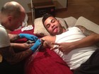 Jogador Dentinho faz nova tatuagem