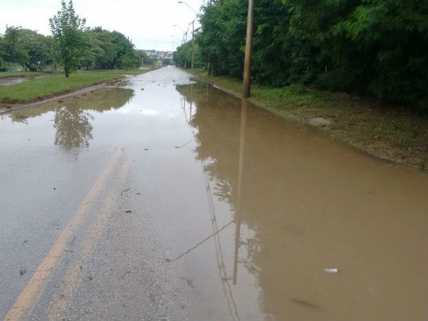 G1 - Chuva Causa Alagamento E Interdita Avenida Em Sorocaba - Notícias ...