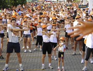 A pequena corredora acompanha os outros atletas no alongamento do Circuito do Sol de belo Horizonte (Foto: Cristiano Quintino)