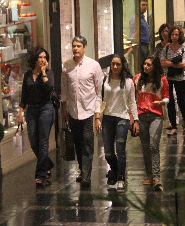 Willian Bonner e Fátima Bernardes com as filha em shopping na Zona Sul do Rio (Foto: Daniel Delmiro/AgNews)