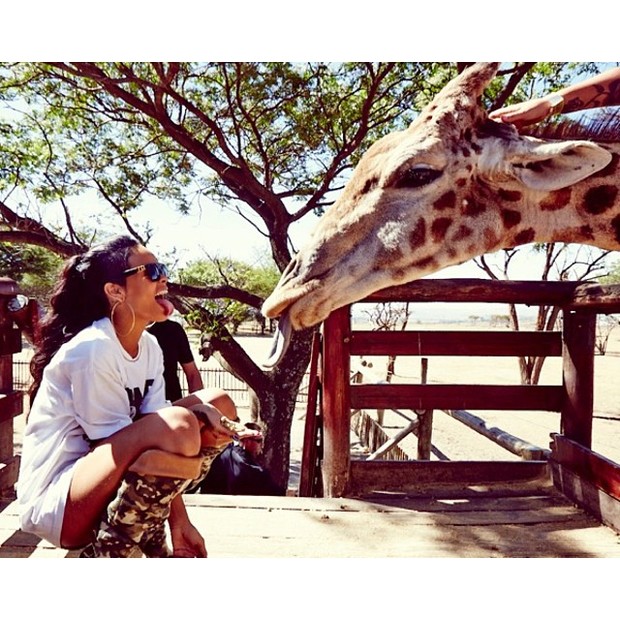 Rihanna posa com uma girafa em Johannesburg, na África do Sul (Foto: Instagram/ Reprodução)