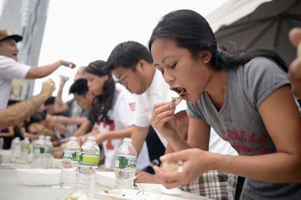 Participantes durante campeonato de comer competição de comer ovos (Foto: Keith Bedford/Reuters)
