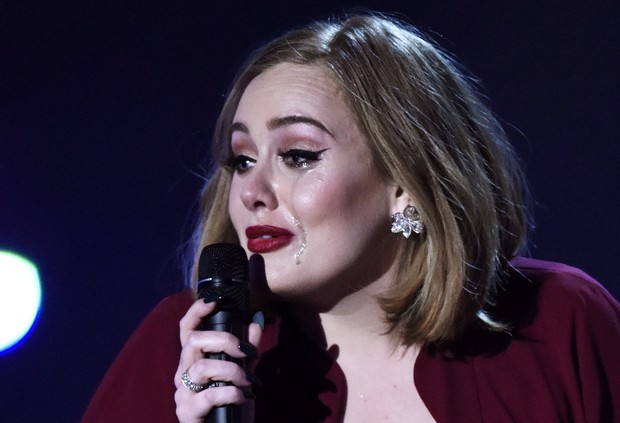 Adele chora no BRIT Awards 2016 (Foto: Getty Image)