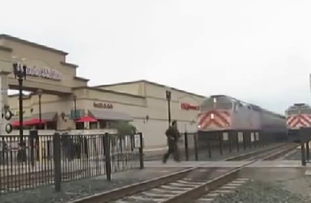 Americano atravessou linha férrea e escapou por pouco de ser atingido por trem (Foto: Reprodução/YouTube/Peter Wahl)