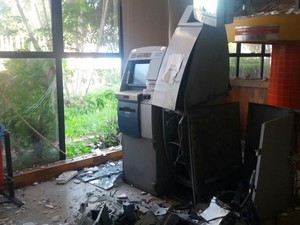 Caixa eletrônico ficou totalmente destruído (Foto: Dilvulgação/ Polícia Militar)
