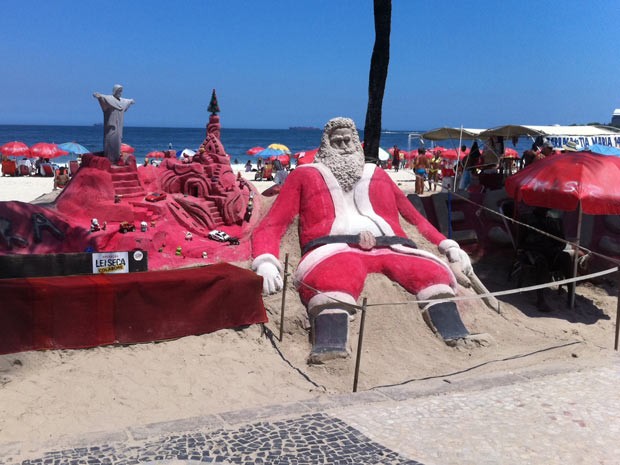 Para festejar a data, um Papai Noel de areia (Foto: Janaína Ferreira/G1)