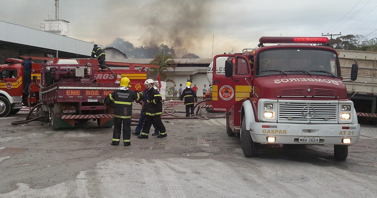 G1 Fábrica têxtil pega fogo e bombeiros reforçam equipe para conter