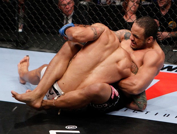 Rafael Feijão aplica a guilhotina em Mike Kyle, vencendo a luta em apenas 33 segundos (Foto: Adriano Albuquerque - SporTV.com)