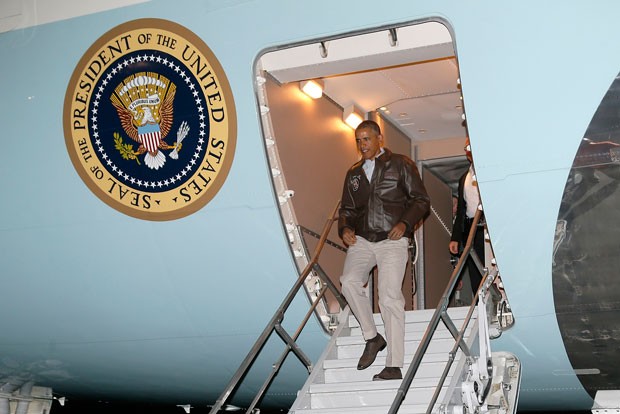 O presidente dos EUA, Barack Obama, desembarca neste domingo (25) na base de Bagram, no Afeganistão (Foto: Reuters)