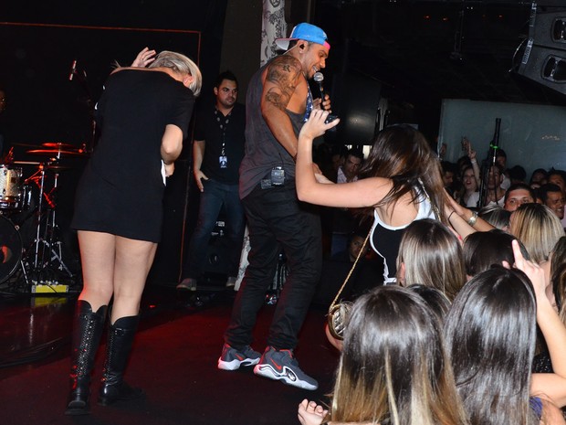 Naldo convida outras fãs para subir ao palco (Foto: Ag.News) Naldo convida outras fãs para subir ao palco (Foto: Ag.News)
