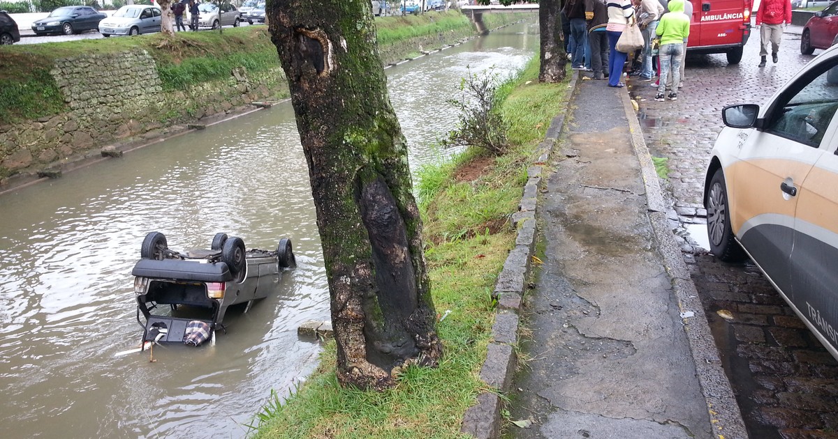 G Carro Cai Dentro Do Rio No Centro Hist Rico Em Petr Polis No Rj