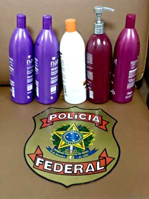 Frascos de xampu com cocaína diluída encontrados pela PF no Aeroporto JK (Foto: Polícia Federal/Divulgação)