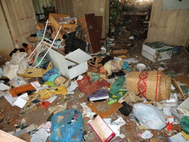 Proprietria da casa no estava conseguindo limpar a casa devido a idade e outros problemas (Foto: Divulgao/Secretaria de Servios Pblicos de Umuarama)