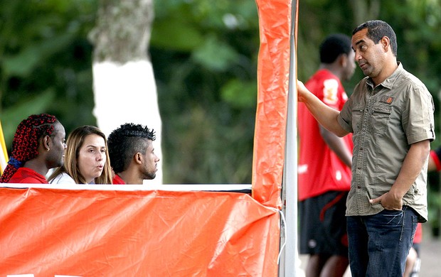 Zinho com Vagner Love, Patrícia Amorim e Léo Moura no treino do Flamengo (Foto: Marcos Trisão / Ag. O Globo)
