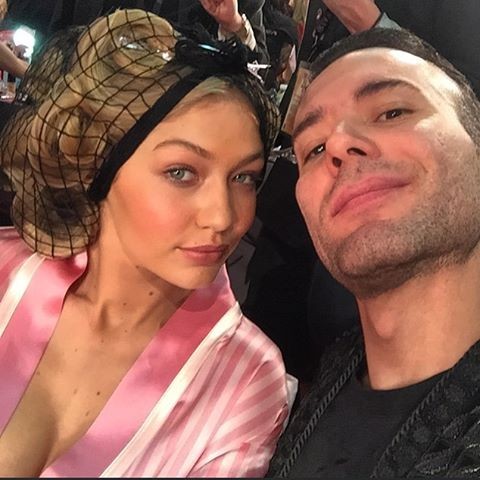 Gigi Hadid e Matheus Mazzafera nos bastidores de VS Fashion Show (Foto: Reprodução/Instagram)