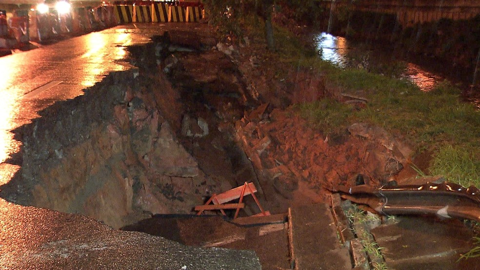 Cratera na Avenida dos Estados bloqueia duas faixas da via (Foto: Reprodução/TV Globo)