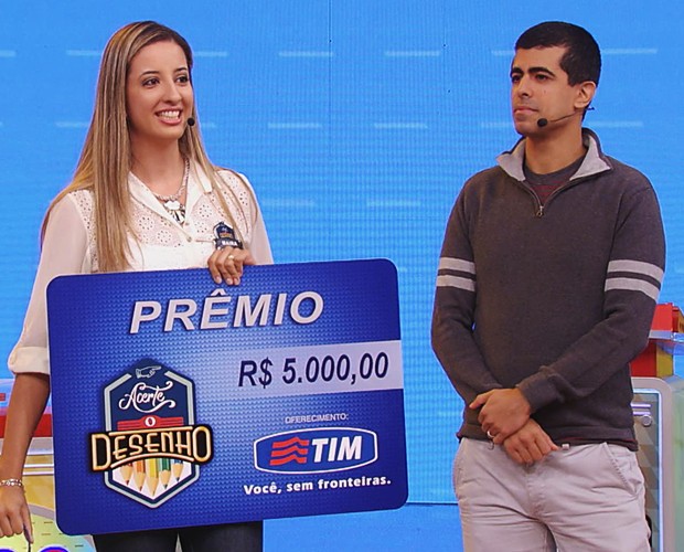 Marcius Melhem ajuda participante a ganhar o Acerte o Desenho (Foto: TV Globo)