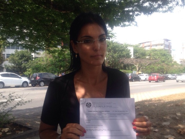 Luciana Silva Tamburini exibe registro de ocorrência após desentendimento com juiz em Lei Seca no RJ (Foto: Matheus Rodrigues/G1)