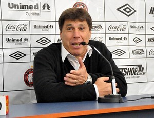 Juan Ramón Carrasco, técnico do Atlético-PR (Foto: Divulgação/Site oficial do Atlético-PR)