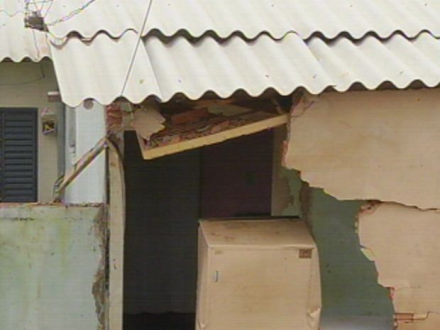 Com o impacto da queda do muro até parte da laje foi atingida.  (Foto: reprodução/TV Tem)