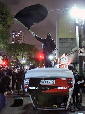 Bancos e carro da polícia são depredados em protesto em SP (Daniel Teixeira/Estadão Conteúdo)