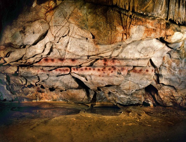 Arte rupestre mais antiga da Europa, na caverna de El Castillo, na Espanha, tem 40.800 anos (Foto: AP)