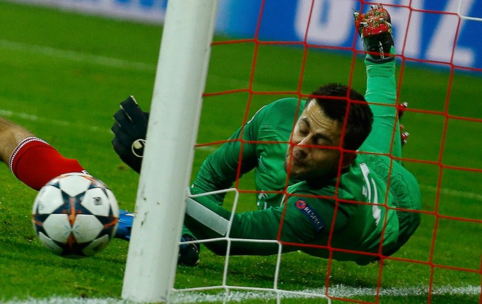 Lukasz Fabianski penalti, Bayern de Munique x Arsenal (Foto: Reuters)