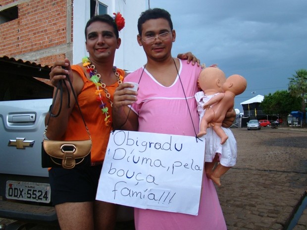 O agrônomo Thiago Rocha montou fantasia lembrando o programa Bolsa Família (Foto: Gil Oliveira/G1)
