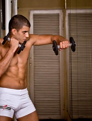 O lutador Felipe Sertanejo treinando forte  (Foto: Johnny Duarte/Divulgação)